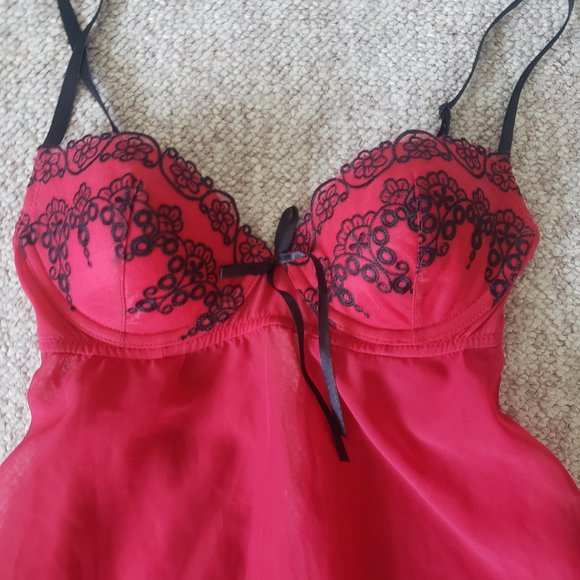 Red and black ruffled lingerie - Picture 3 of 9